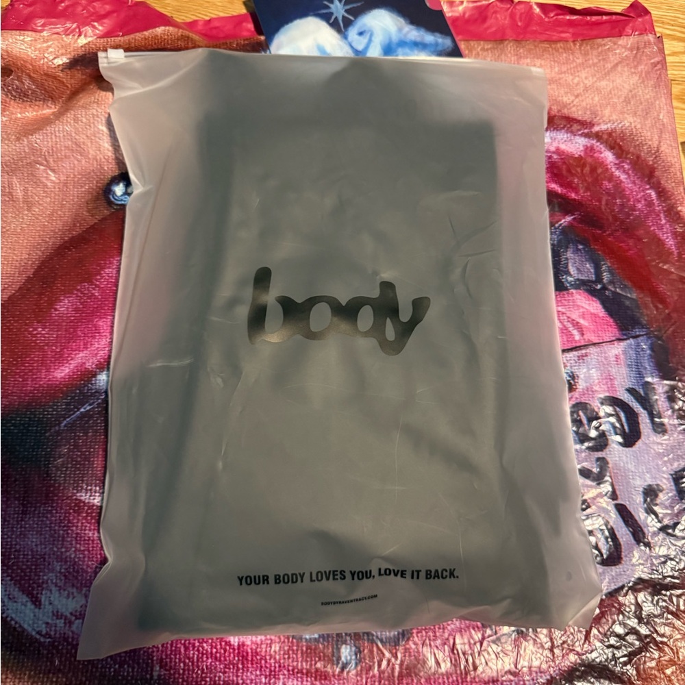 Body by raven Tracy backshot sweatsuit 2.0
Only the bottom left available - Picture 2 of 6
